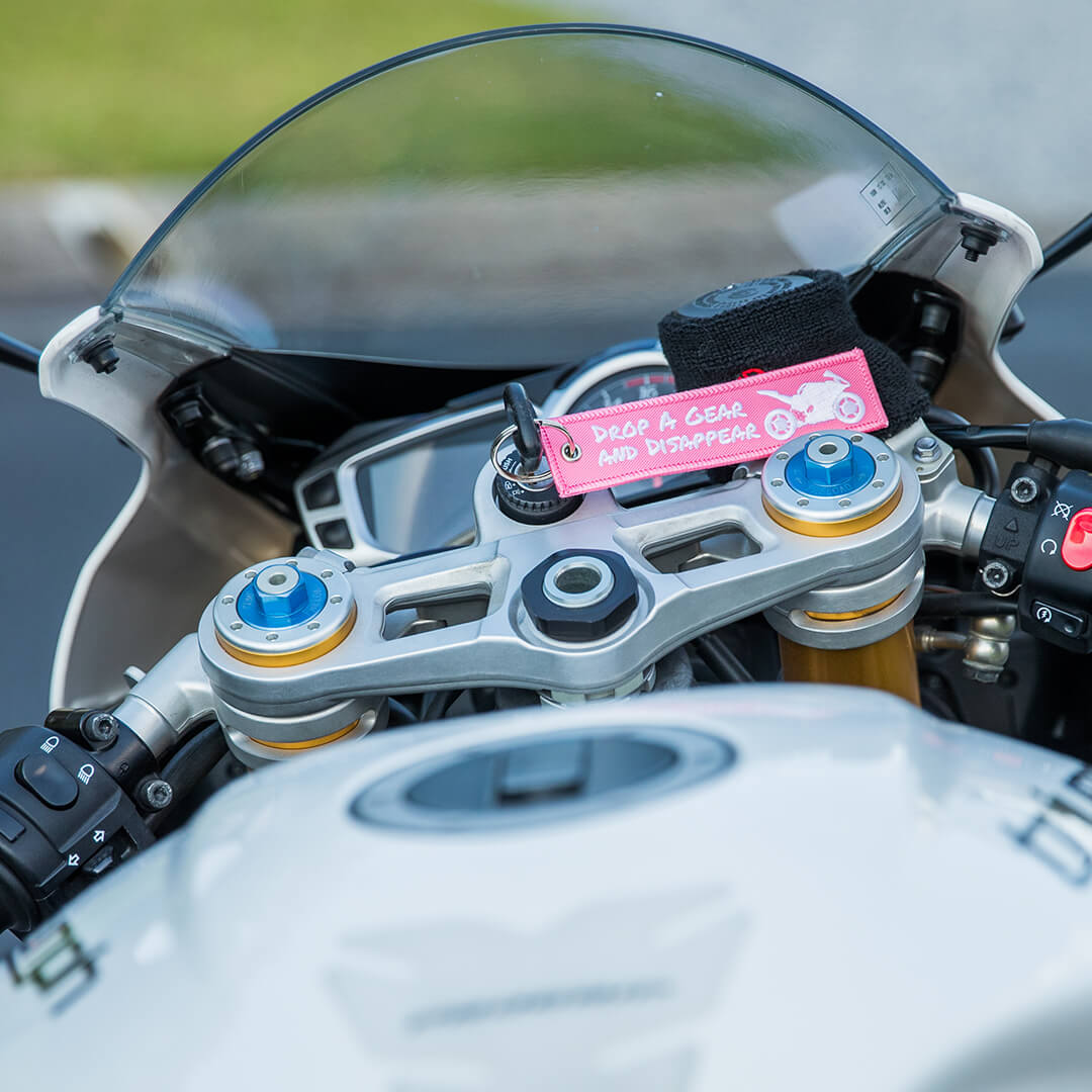 drop a gear and disappear schlüsselanhänger Drop A Gear And Disappear - Pink Motorcycle Keychain