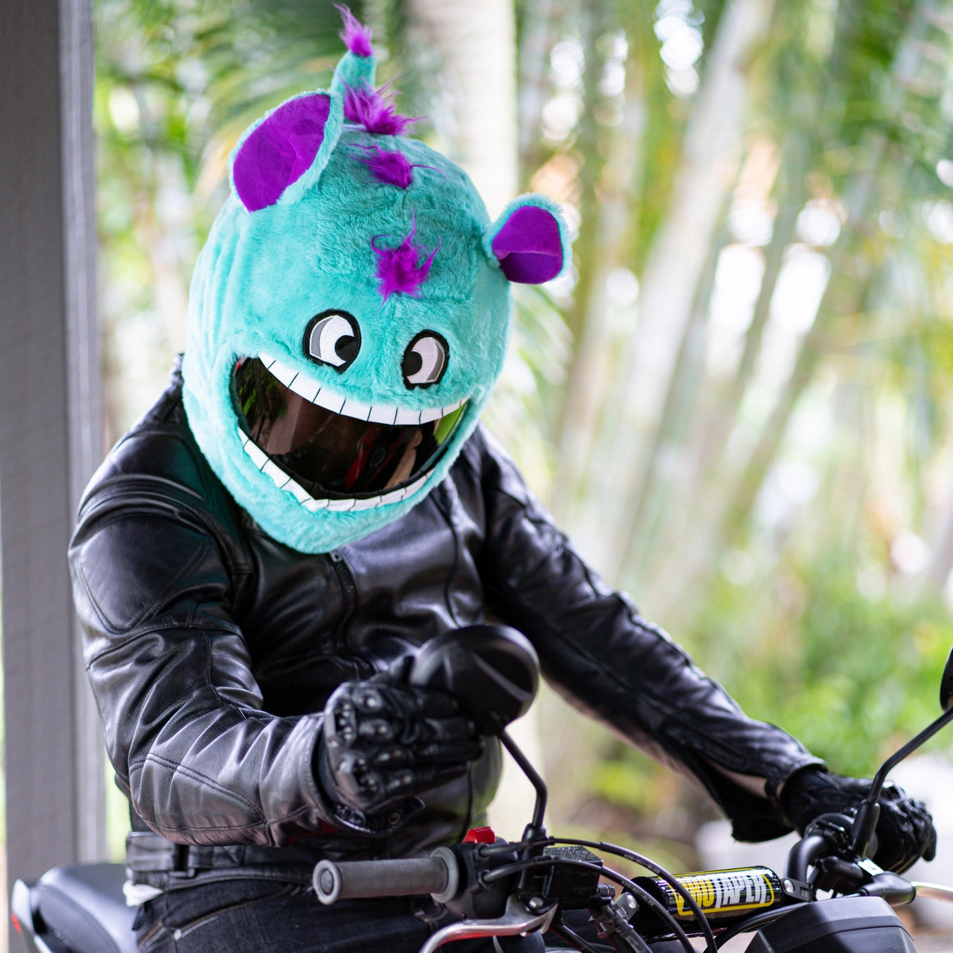 farmaceut Bermad lørdag Motorcycle Helmet Cover - Crazy Blue Monster - Moto Loot